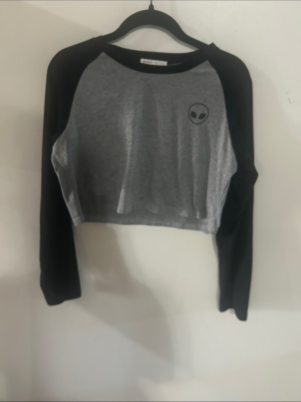 ROMWE Black and Gray Cropped Raglan Long Sleeve Tee with Alien Emblem